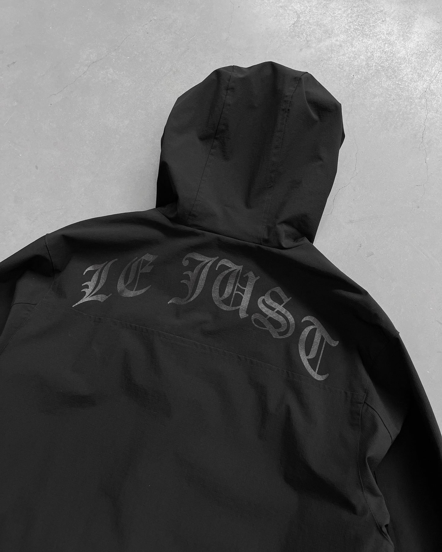 Le Just Windbreaker