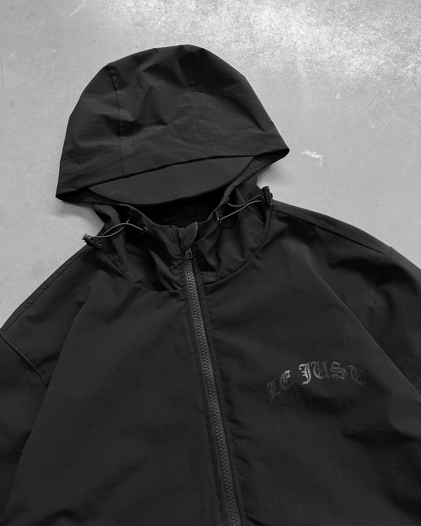 Le Just Windbreaker